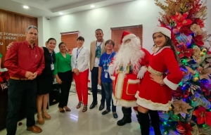 Con encendido de árbol ISFODOSU da la bienvenida a la Navidad