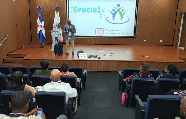 Colaboradores del ISFODOSU reciben charla "Sanar desde adentro"