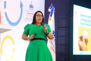 Directora de centro educativo expone logros gracias a programas ejecutados por ISFODOSU