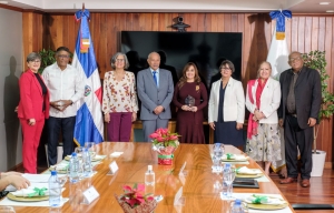 Rectora despide miembro de la Junta de Directores con reconocimiento
