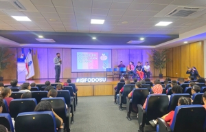 Estudiantes del Recinto FEM ponen a prueba su expresión oral en concurso de inglés
