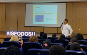 Egresado de ISFODOSU imparte conferencia sobre microbiología avanzada