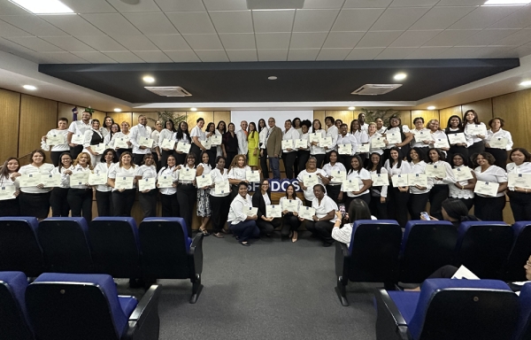 ISFODOSU entrega certificados a participantes de programas de educación permanente.