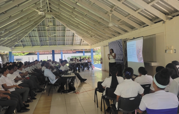 Estudiantes del Recinto JVM reciben charla sobre Trauma Temprano, Personalidad y Proyecto de Vida.