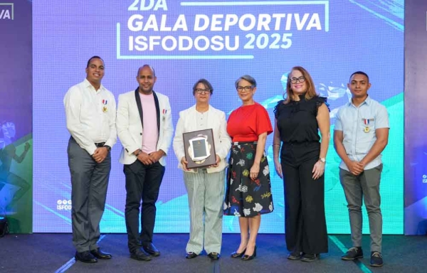 ISFODOSU premia deportistas universitarios destacados y entrega reconocimiento a la Rectora