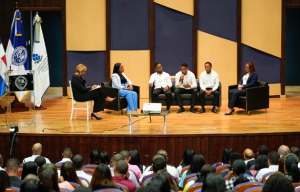 Docentes de la 3a cohorte del Programa Nacional de Inducción presentan proyectos en seminario de cierre